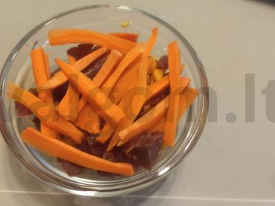 Salotos su kukurūzais ir džiovinta mėsa Žingsnis 2