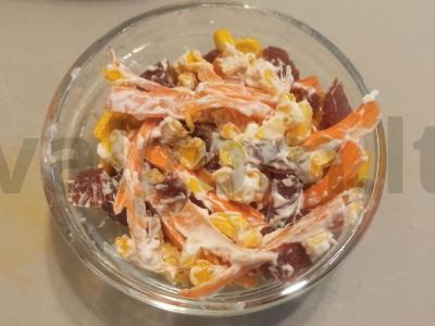 Salotos su kukurūzais ir džiovinta mėsa pagrindine nuotrauka