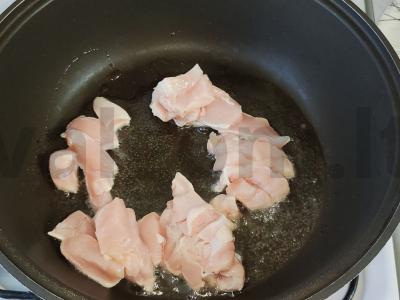 PP vakarienė: vištienos filė, troškinta su brokoliais ir žiediniais kopūstais grietinėje Žingsnis 1