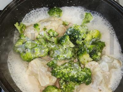 PP vakarienė: vištienos filė, troškinta su brokoliais ir žiediniais kopūstais grietinėje Žingsnis 3