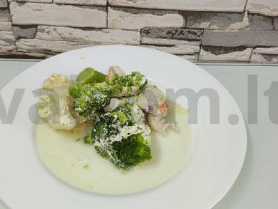 PP vakarienė: vištienos filė, troškinta su brokoliais ir žiediniais kopūstais grietinėje pagrindine nuotrauka