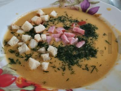 Raudonos lęšiai kreminė sriuba pagrindine nuotrauka