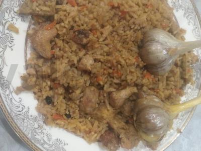 Švelnus kiaulienos plovas su česnaku pagrindine nuotrauka