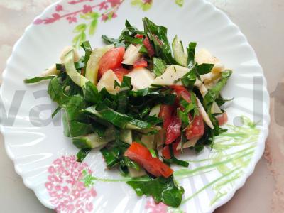 Daržovių salotas su kolrabi pagrindine nuotrauka