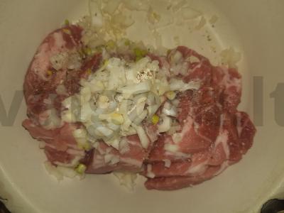 Kiauliena sūrio ir česnako padaže Žingsnis 1