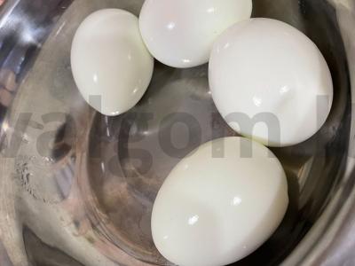 Salotos su tunu, vištienos kiaušiniu ir majonezu Žingsnis 1