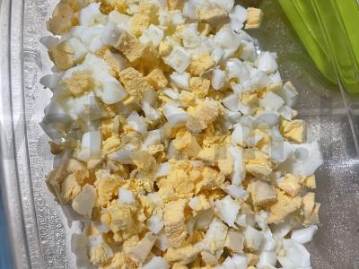 Salotos su tunu, vištienos kiaušiniu ir majonezu Žingsnis 2