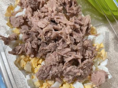 Salotos su tunu, vištienos kiaušiniu ir majonezu Žingsnis 3