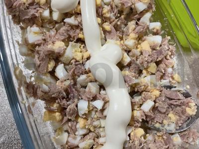 Salotos su tunu, vištienos kiaušiniu ir majonezu Žingsnis 4