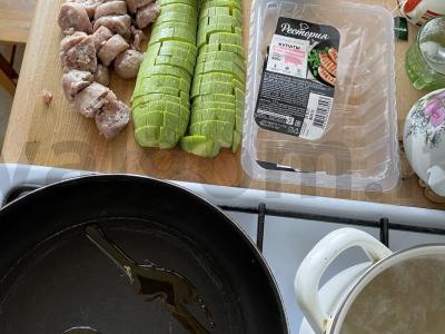 Makaronai su dešrelėmis, cukinijomis ir pesto Žingsnis 1