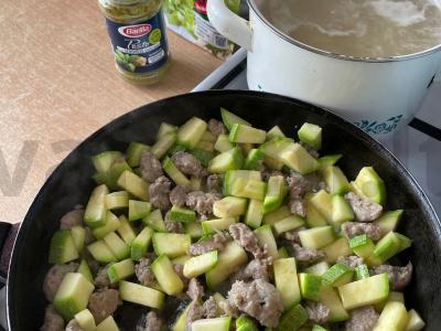 Makaronai su dešrelėmis, cukinijomis ir pesto Žingsnis 2