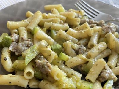 Makaronai su dešrelėmis, cukinijomis ir pesto pagrindine nuotrauka