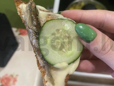 Krustingi skrebučiai su agurkais ir šprotų Žingsnis 4