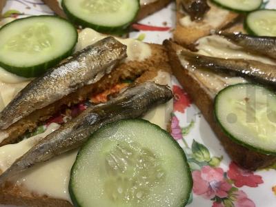 Krustingi skrebučiai su agurkais ir šprotų pagrindine nuotrauka