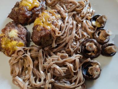 Grikių makaronai su pievagrybiais ir antis mėsos kukuliais pagrindine nuotrauka