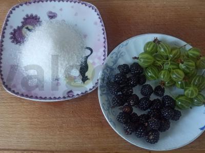 Šilkmedžių ir agrastų uogienė pagrindine nuotrauka