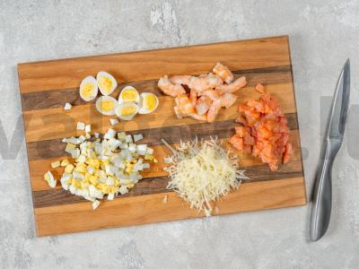 Šventinis porcijinis salotas kremankose su krevetėmis Žingsnis 1