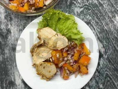 Kepta vištiena su persimonų salsa pagrindine nuotrauka