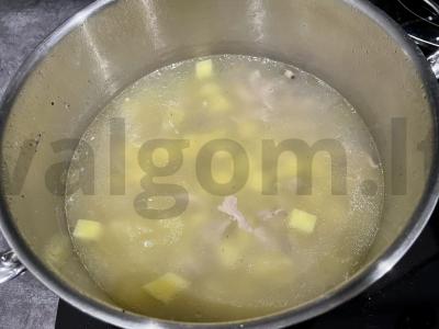 Lengvas vištienos sultinys su bulvėmis Žingsnis 5