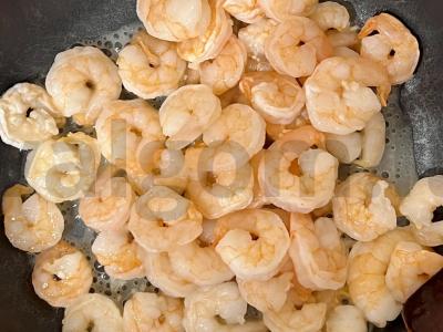 Žalias salotas su karališkomis krevetėmis Žingsnis 2