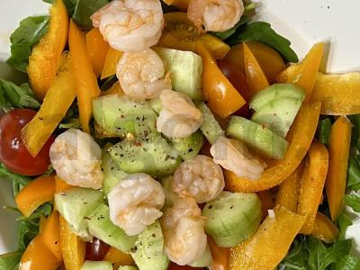 Žalias salotas su karališkomis krevetėmis pagrindine nuotrauka