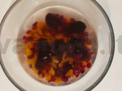 Naudingas riešutų ir džiovintų vaisių mišinys Žingsnis 1