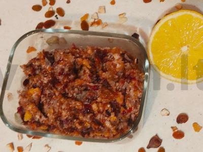 Naudingas riešutų ir džiovintų vaisių mišinys pagrindine nuotrauka