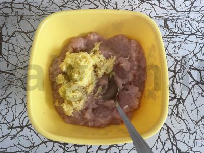 Vištienos kotletai su bulvėmis džiuvėsėliuose Žingsnis 1