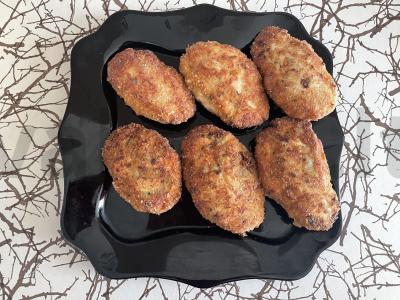 Vištienos kotletai su bulvėmis džiuvėsėliuose pagrindine nuotrauka