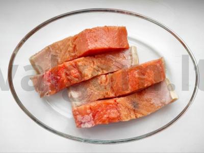 Keptas lašiša grietinėje Žingsnis 1