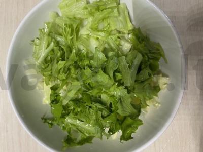 Lengvas salotas su krabų lazdelėmis Žingsnis 1