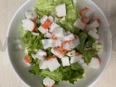 Lengvas salotas su krabų lazdelėmis Žingsnis 2