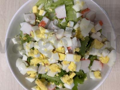 Lengvas salotas su krabų lazdelėmis Žingsnis 3