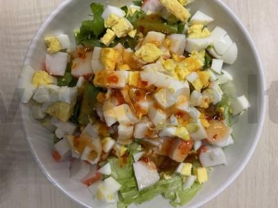 Lengvas salotas su krabų lazdelėmis pagrindine nuotrauka