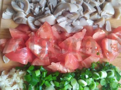 Grybų salotas su raudonaisiais pupelėmis ir česnaku Žingsnis 1