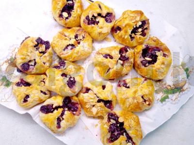 Sluoksniuotos tešlos pyragėliai su vyšniomis pagrindine nuotrauka