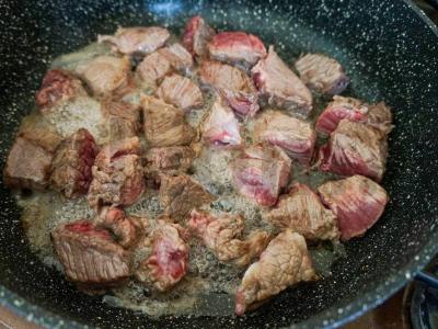 Jautiena su daržovėmis ir makaronais Žingsnis 1