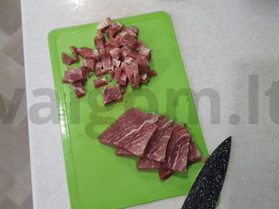 Kiaulienos plovas su daržovėmis lėtoje viryklėje Žingsnis 1