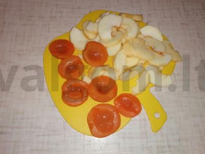 Skanus pyragas su abrikosais ir obuoliais Žingsnis 2