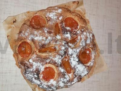 Skanus pyragas su abrikosais ir obuoliais pagrindine nuotrauka