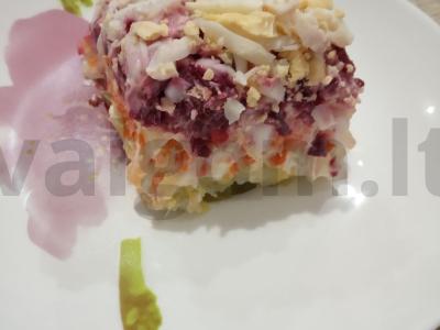 Sluoksniuotas salotas „Daržovių pyragas“ pagrindine nuotrauka