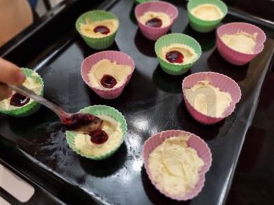 Švelnūs keksiukai su uogiene Žingsnis 4