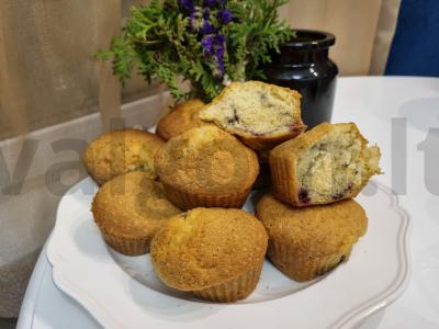 Švelnūs keksiukai su uogiene pagrindine nuotrauka