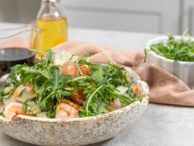 Salotas su rukola, krevetėmis ir parmezanu Žingsnis 2