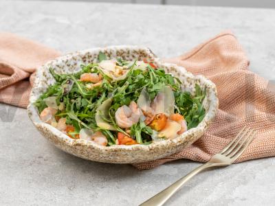 Salotas su rukola, krevetėmis ir parmezanu pagrindine nuotrauka