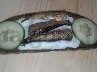 Sumuštinis su kiaušiniu ir šprotais pagrindine nuotrauka