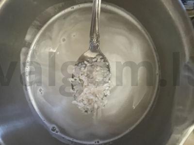 Ryžiai keptuvėje su žaliaisiais žirneliais Žingsnis 1