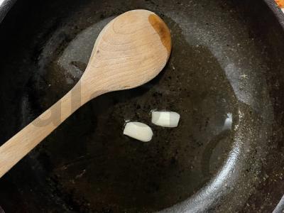 Ryžiai keptuvėje su žaliaisiais žirneliais Žingsnis 3