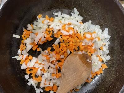 Ryžiai keptuvėje su žaliaisiais žirneliais Žingsnis 4