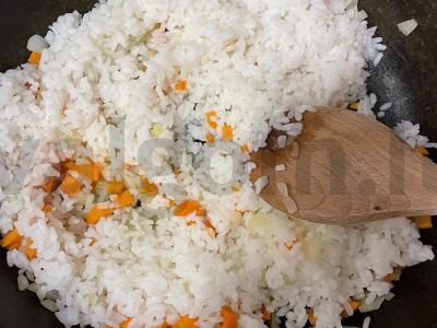 Ryžiai keptuvėje su žaliaisiais žirneliais Žingsnis 5